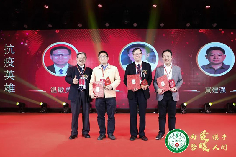 促醫(yī)會汪建平校長向抗疫英雄頒發(fā)榮譽獎杯與證書 促醫(yī)會汪建平校長向抗疫英雄頒發(fā)榮譽獎杯與證書