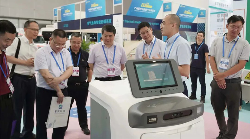 展會(huì)直擊丨賽特智能攜系列機(jī)器人亮相廣博會(huì)，機(jī)器人應(yīng)用好評(píng)不斷！